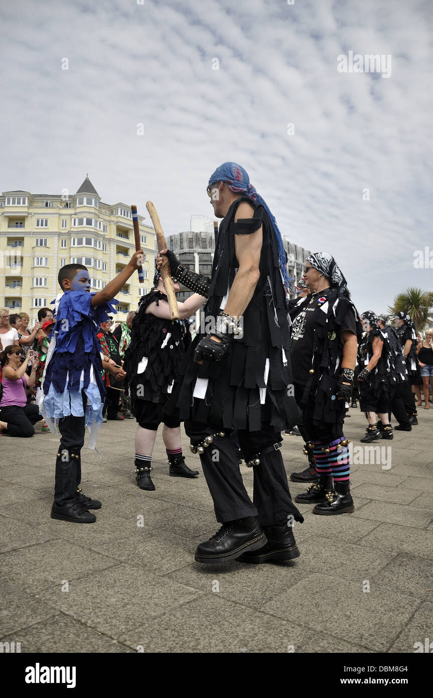 Adulto e bambino morris ballerini a Eastbourne Lammas Festival 2013 Foto Stock