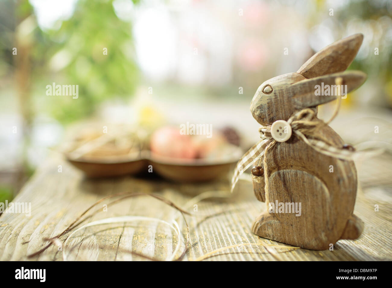 Coniglietto di pasqua sulla tavola di legno, osijek, Croazia, Europa Foto Stock