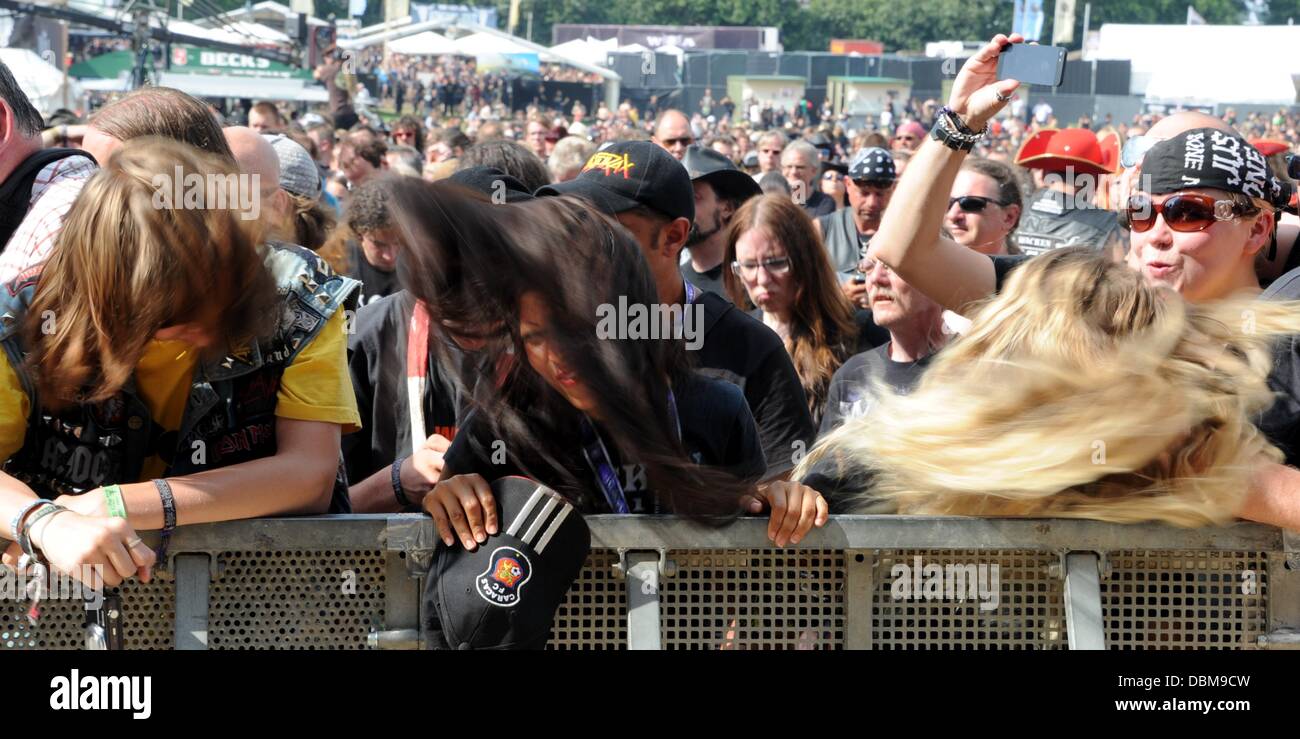 Wacken, Germania. 01 Ago, 2013. Heavy Metal tifosi assistere al Wacken Open Air Festival 2013 in Wacken, Germania, 01 agosto 2013. Circa 75 000 heavy metal tifosi sono attesi al ventiquattresimo Wacken Open Air, la più grande heavy metal festival in tutto il mondo, secondo gli organizzatori. Foto: CARSTEN REHDER/dpa/Alamy Live News Foto Stock