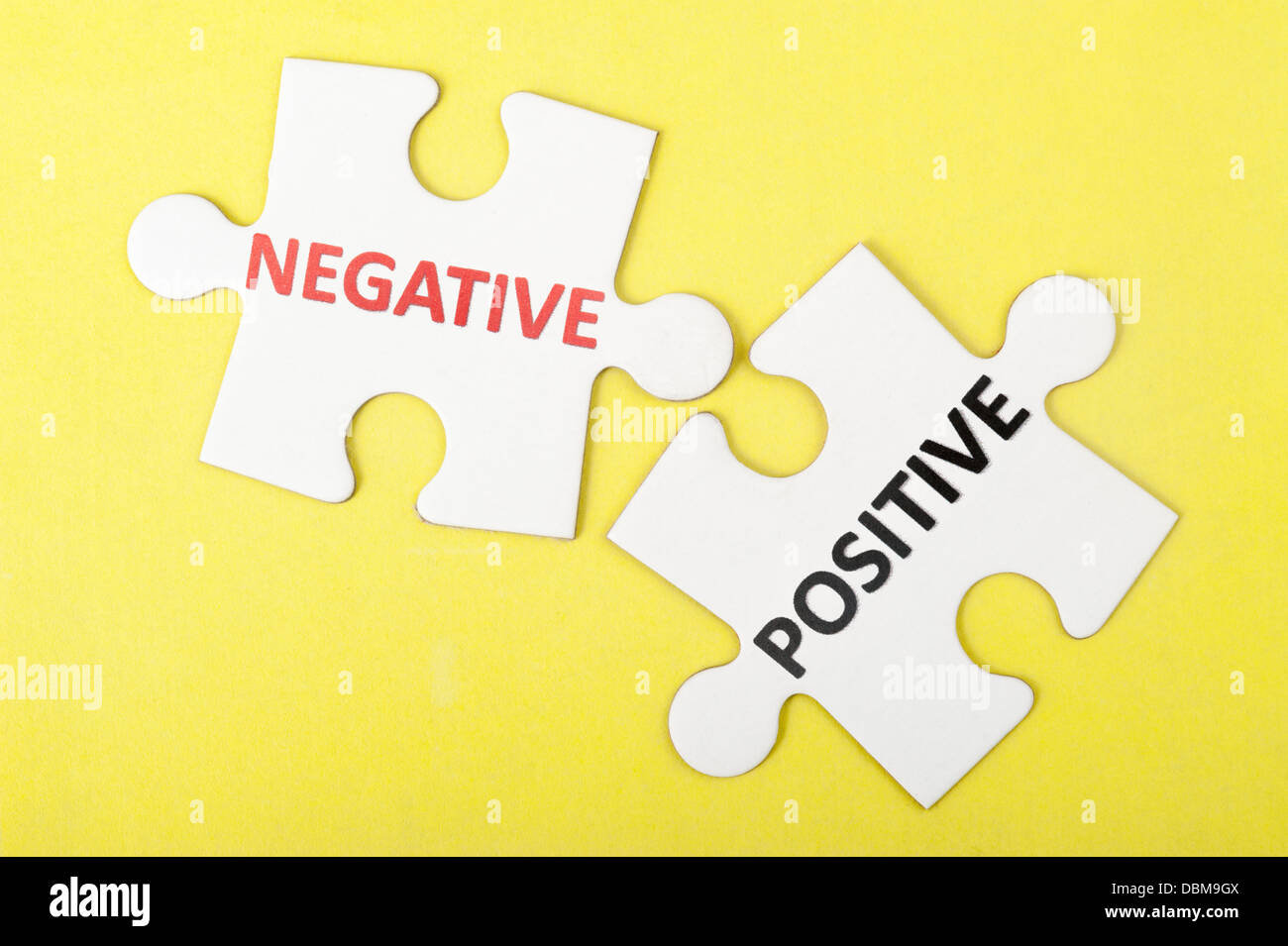 Negativo rispetto concetto positivo su due pezzi del puzzle Foto Stock