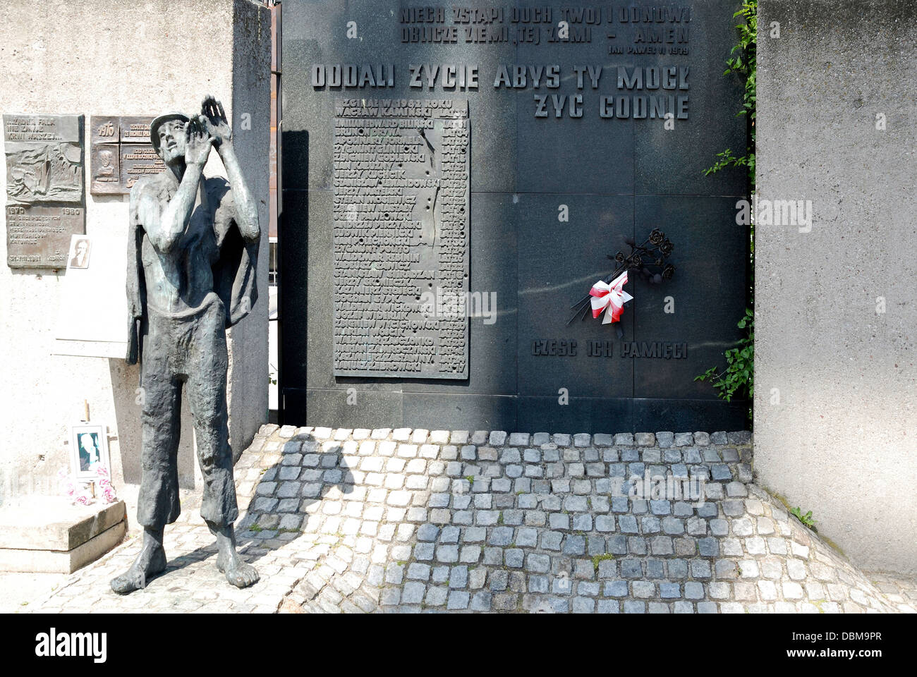 Memoriale per i lavoratori uccisi presso il cantiere navale di sollevazione dei lavoratori nella piazza di fronte al Cantiere di Danzica. Foto Stock