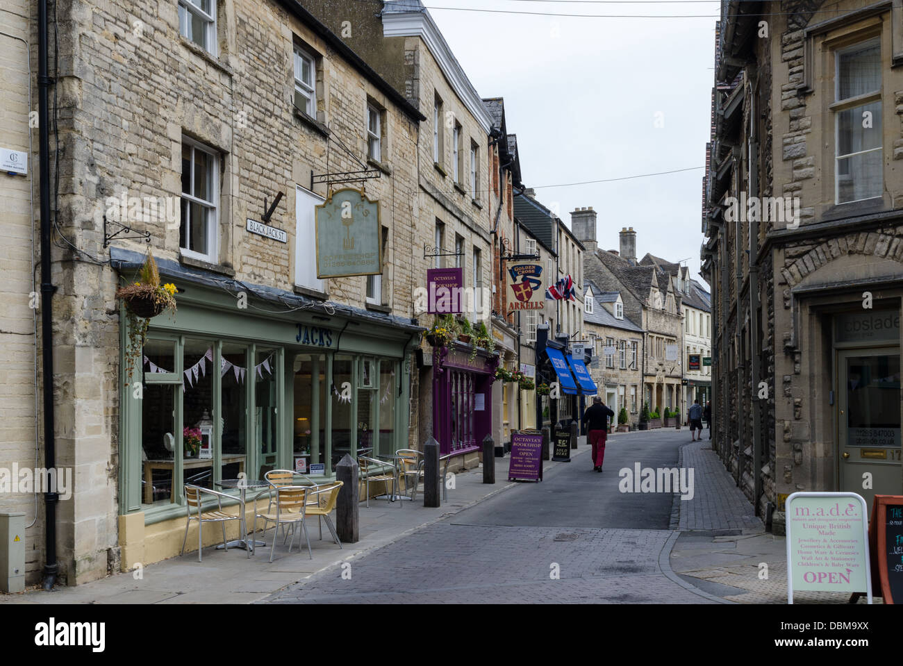 Vista dei negozi di Black Jack Street in Cirencester Foto Stock