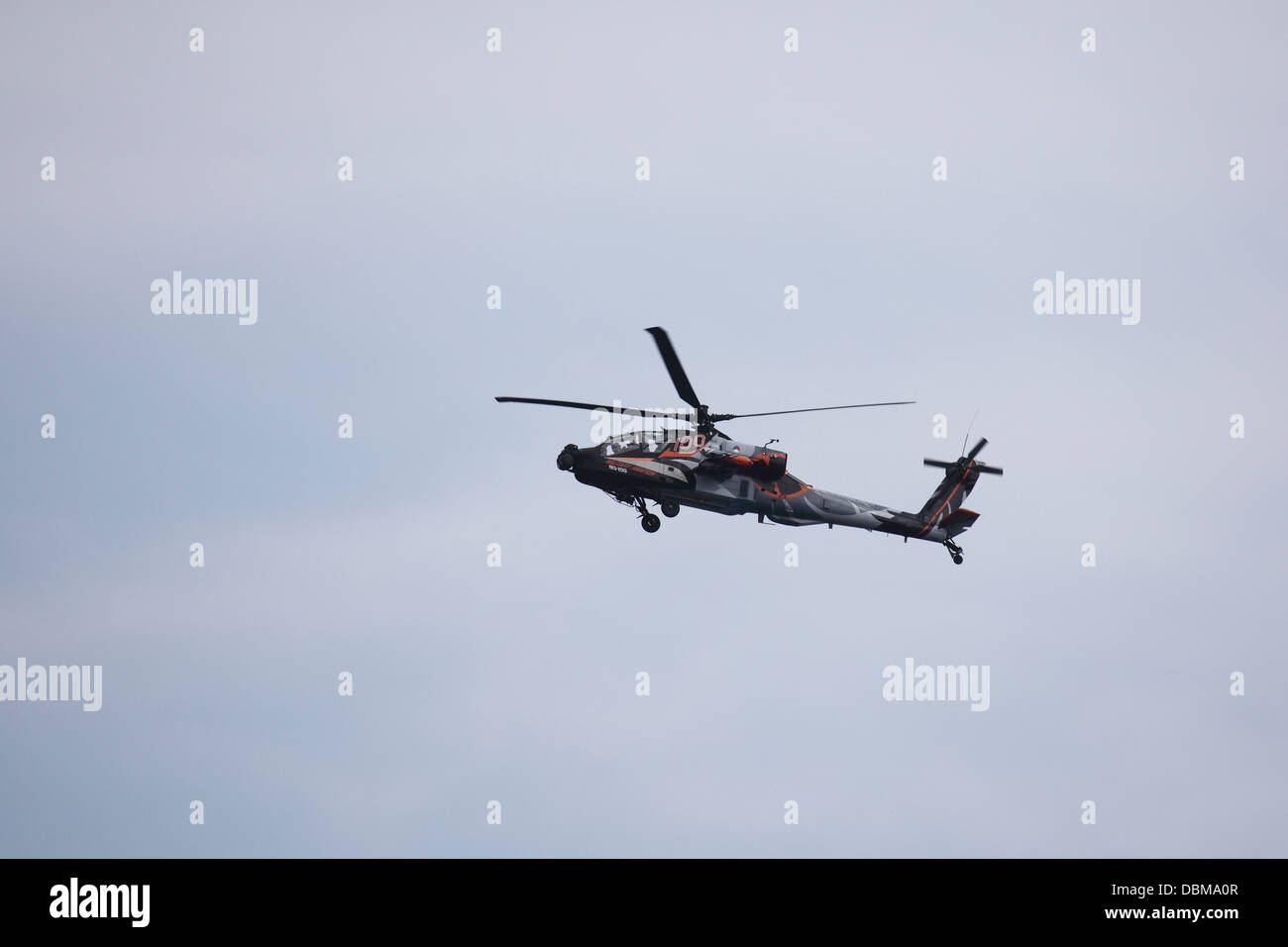 Un Royal Netherlands Airforce AH64D attacco Apache elicottero al 2013 Sunderland Airshow internazionale. Foto Stock