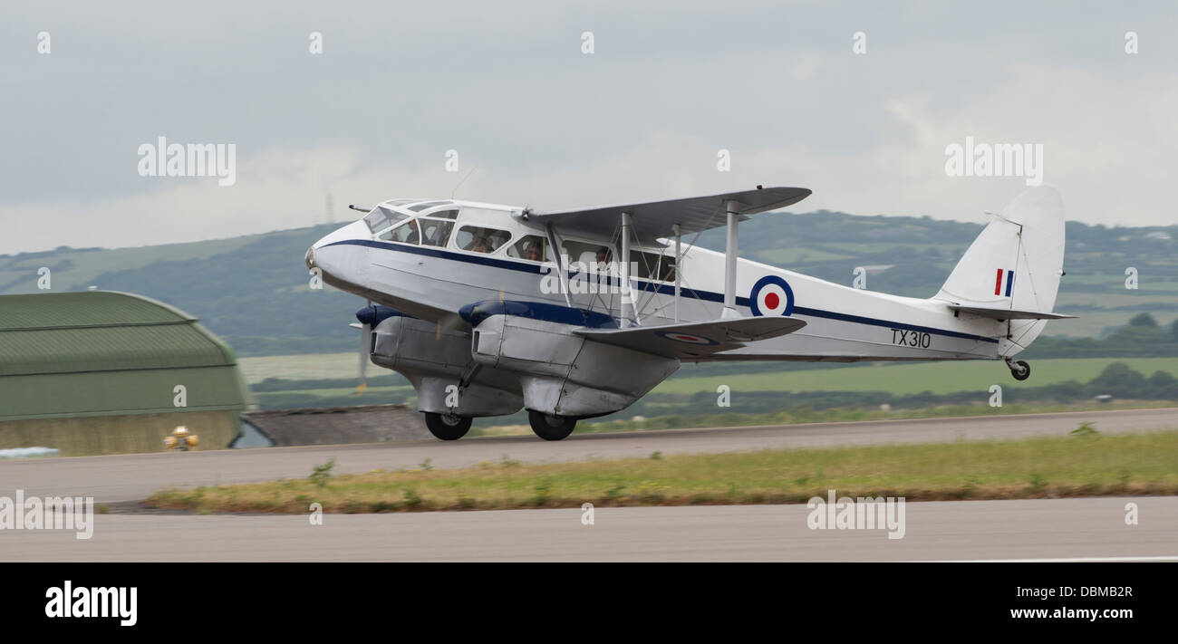 Dragon Rapide TX310 atterra a RNAS Culdrose dopo il piacere del volo (c) Bob Sharples/Alamy Foto Stock