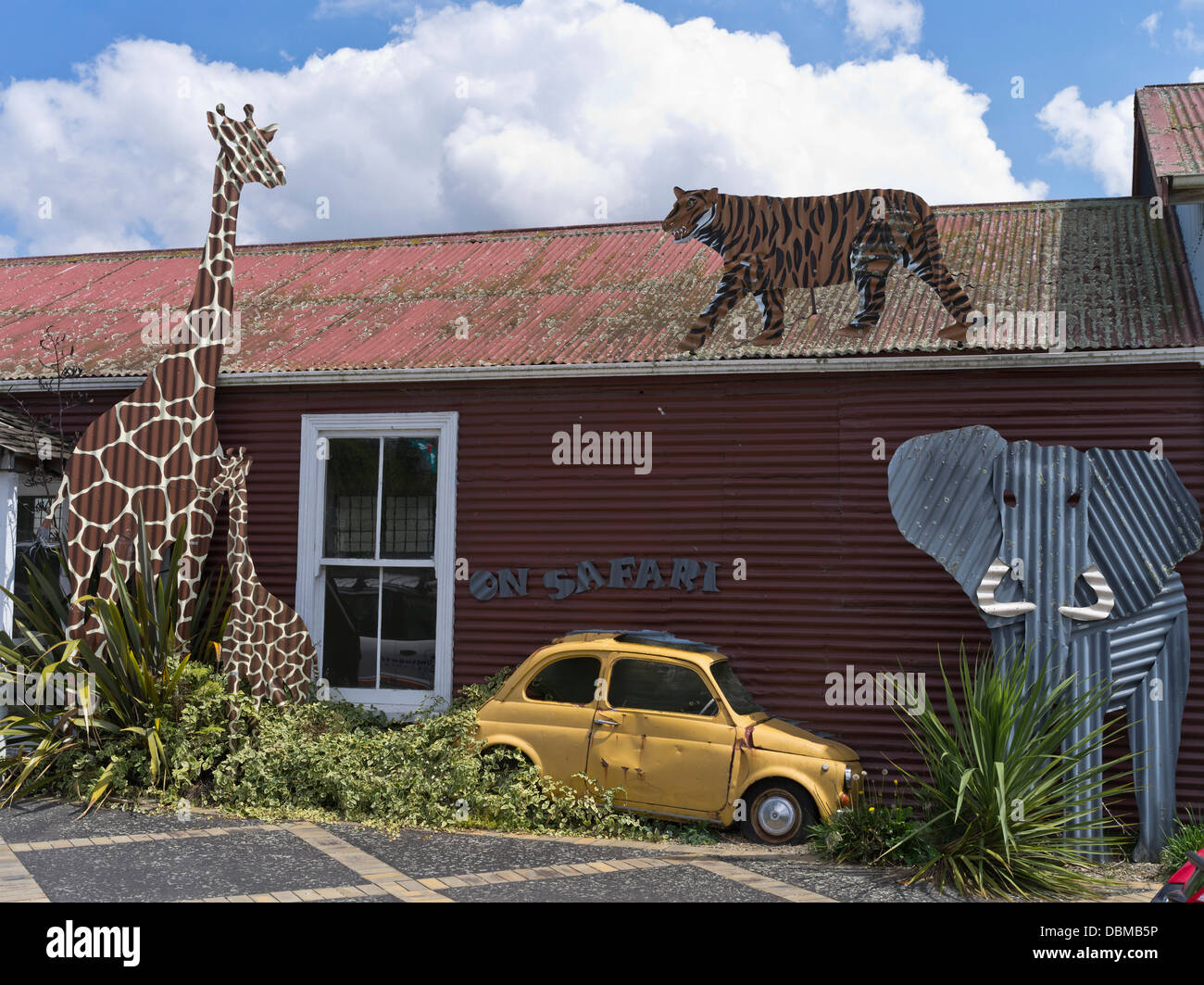TIRAU dh NUOVA ZELANDA ferro corrugato arte su safari casa Animali africani Foto Stock