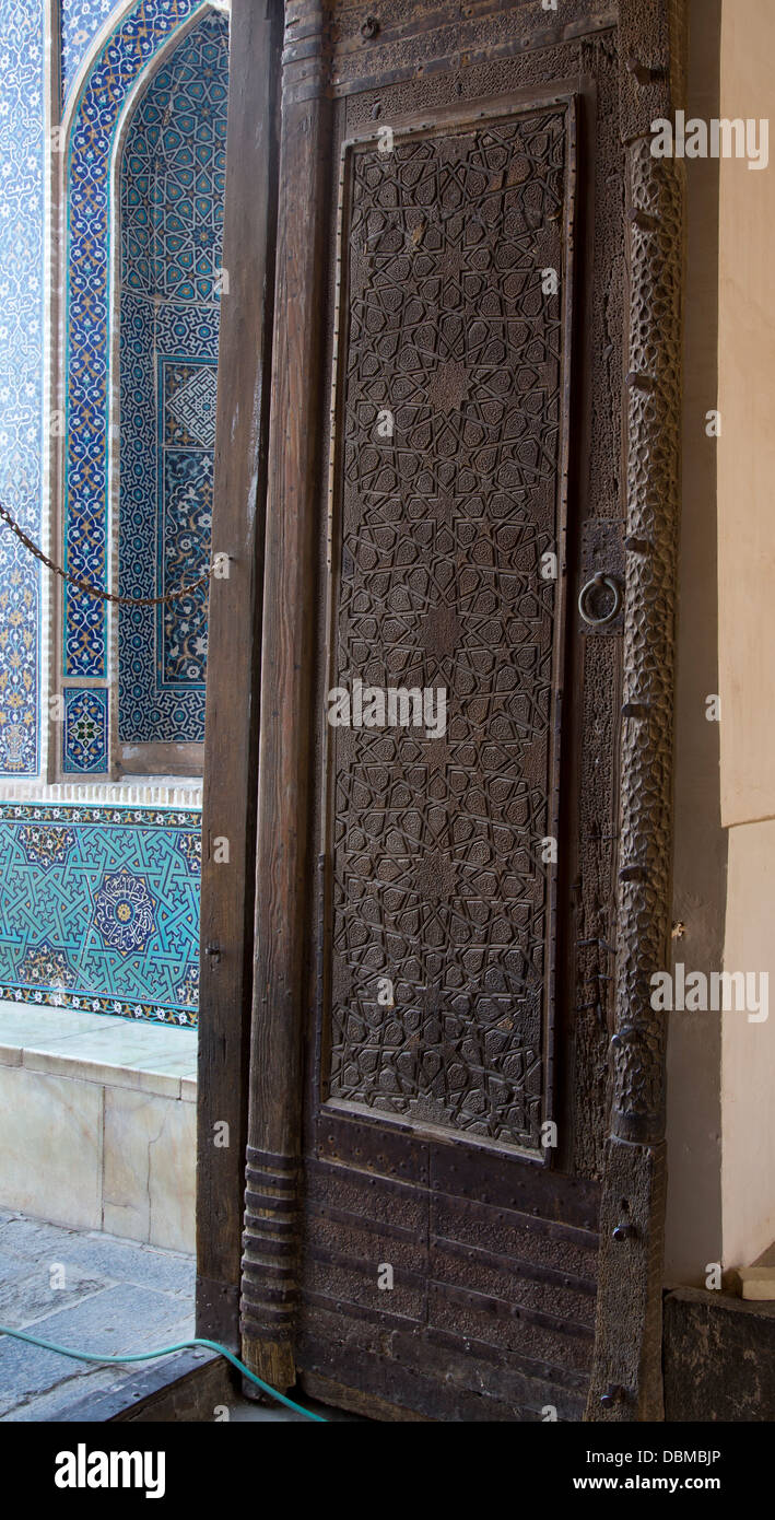 Dettaglio della porta di legno a foglia, Moschea del Venerdì, Yazd, Iran Foto Stock