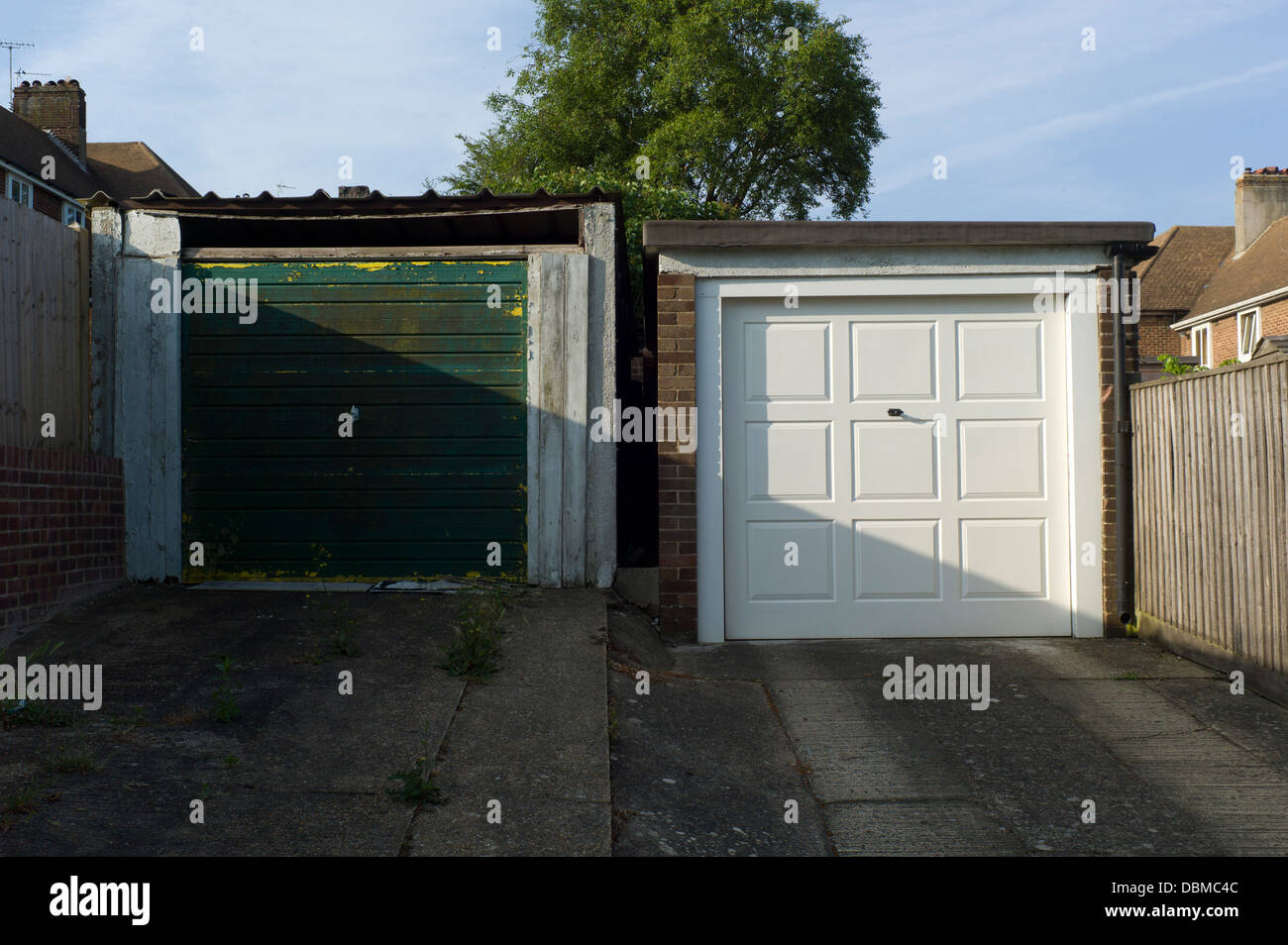 Coppia di porte di garage, forte ombra ,vecchio e nuovo, pulito e sporco Foto Stock