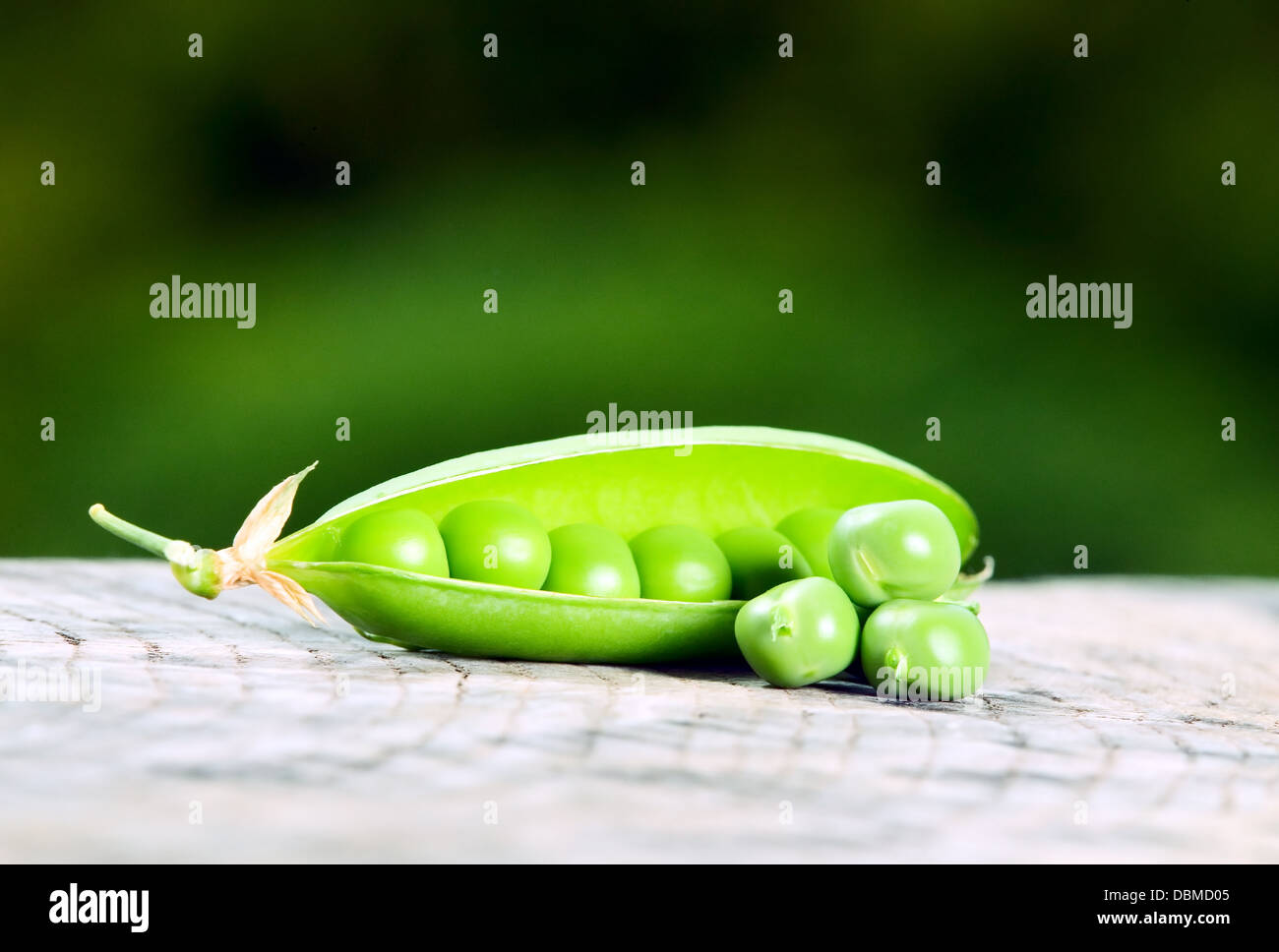 I piselli verdi poste sul tavolo e lo sfondo della natura Foto Stock