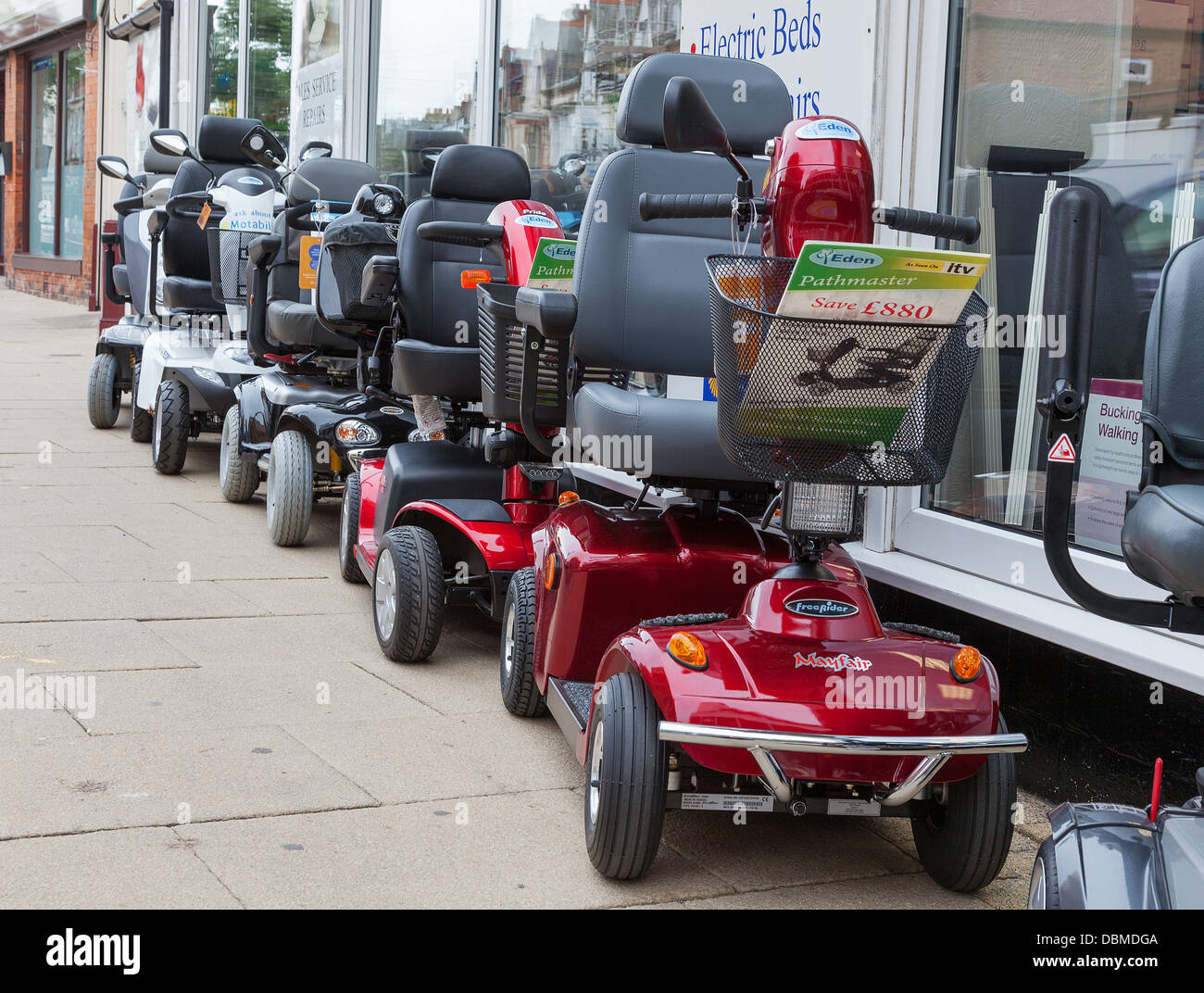 Fila di mobilità scooter pronti per la vendita Foto Stock