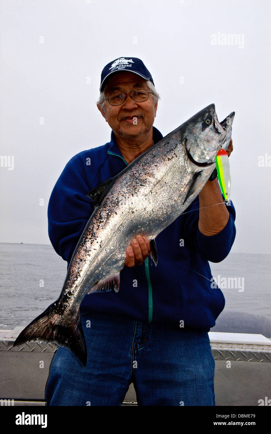 Sorridenti Asian pescatore azienda sport catturato il Salmone Chinook trolling spoon lure Banca Swiftsure BC Foto Stock
