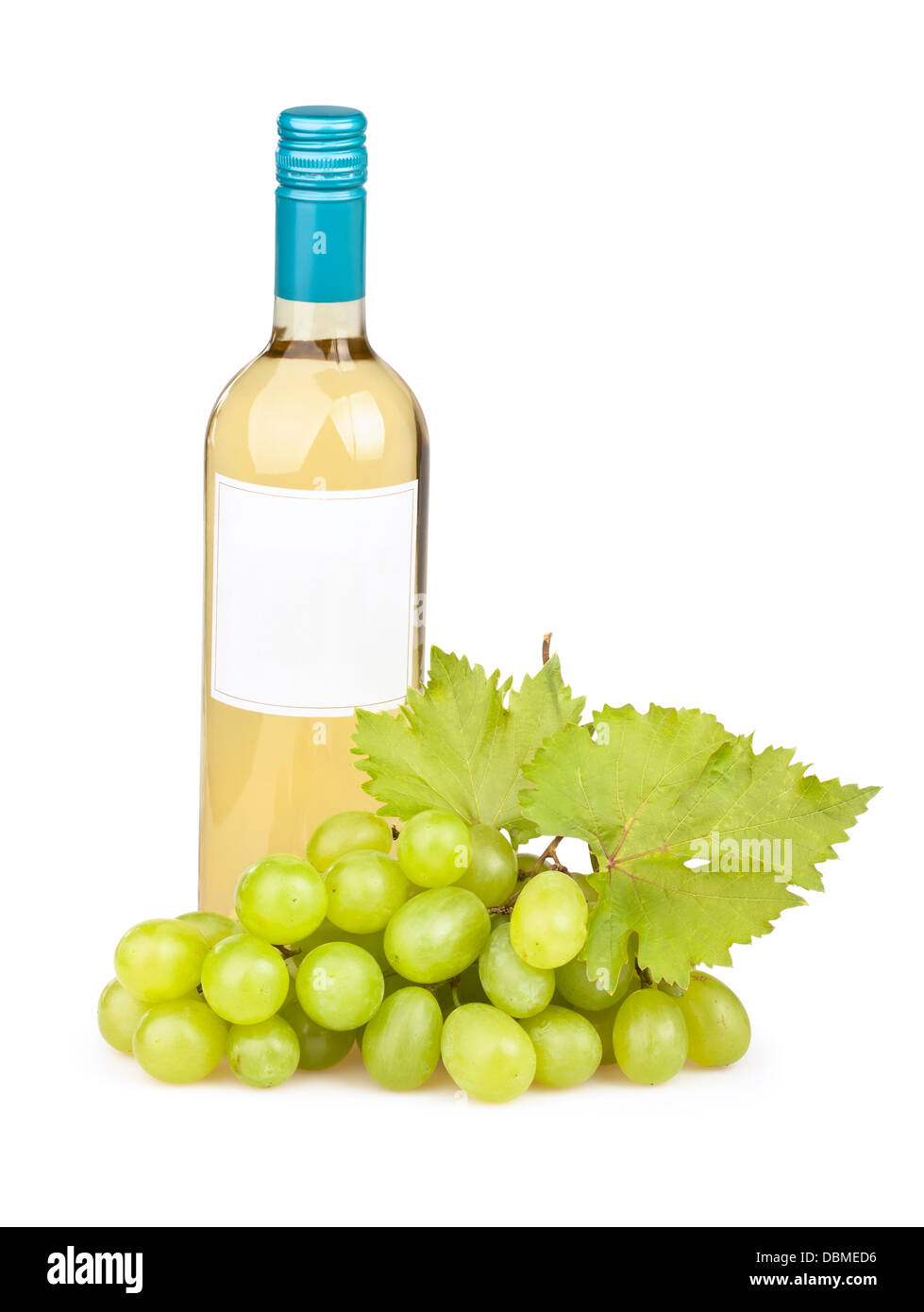 Le uve bianche una bottiglia di vino su sfondo bianco Foto Stock