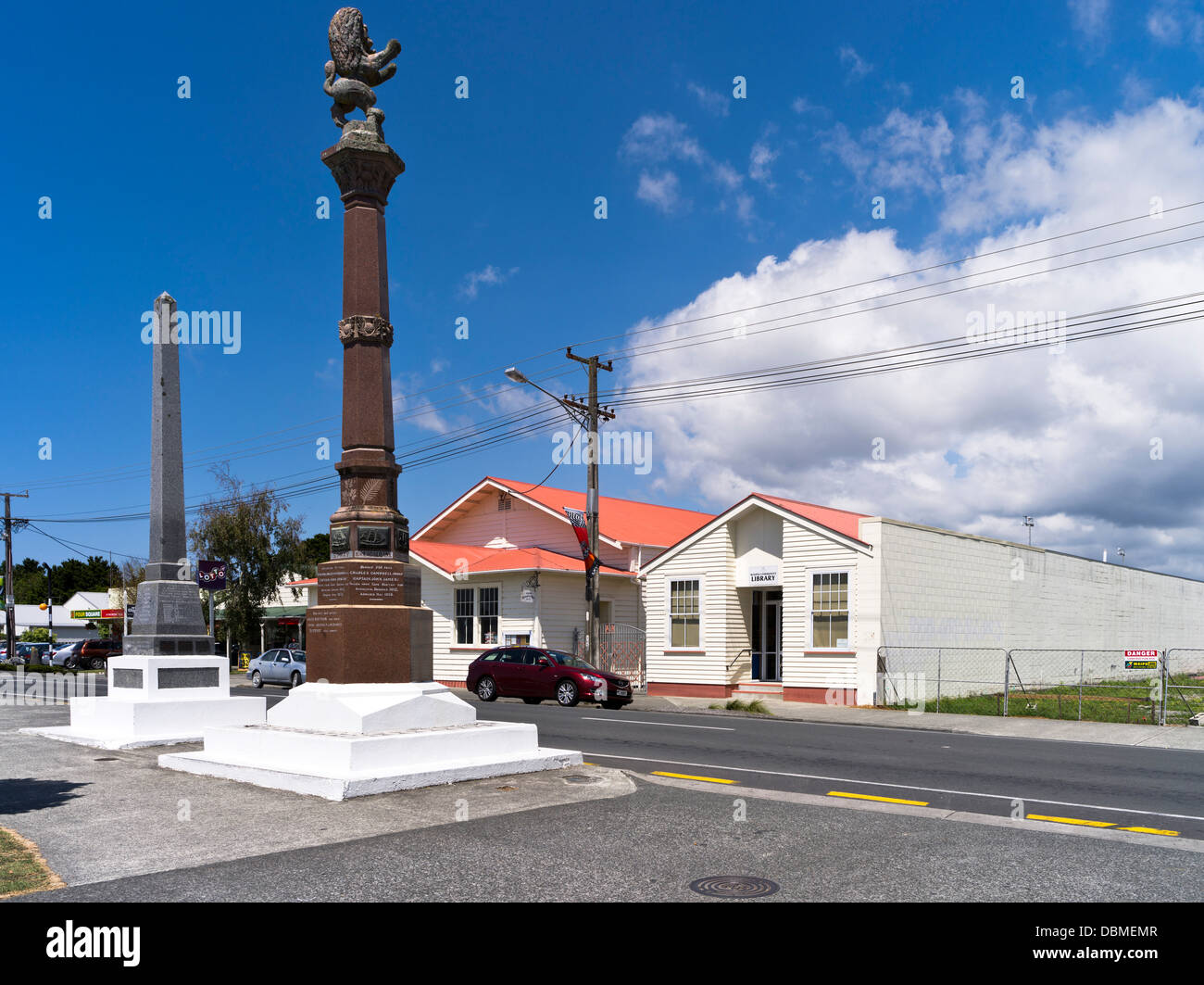 dh piccoli monumenti della città WAIPU NEW ZEALAND Scottish settler e monumento ai coloni della prima guerra mondiale monumento città rurali Foto Stock