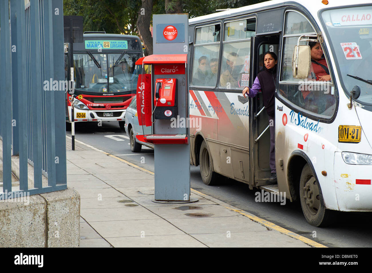 I mezzi di trasporto pubblico nel quartiere di Miraflores a Lima in Perù. Foto Stock