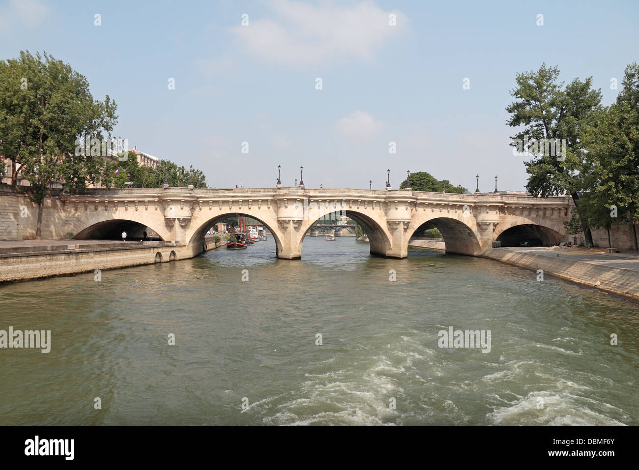 Il Pont Nerf (sezione meridionale) pietra ponte arcuato visto dal fiume Senna a Parigi, Francia. Foto Stock