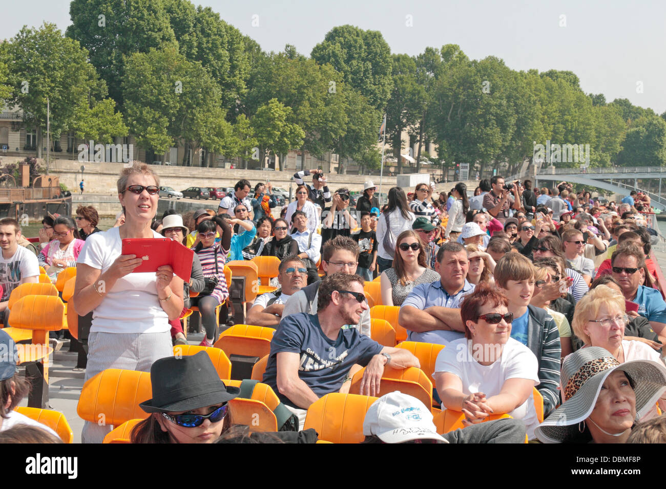 I turisti sulle rive di un fiume Senna viaggio guardando i siti di interesse di Parigi, Francia. Foto Stock