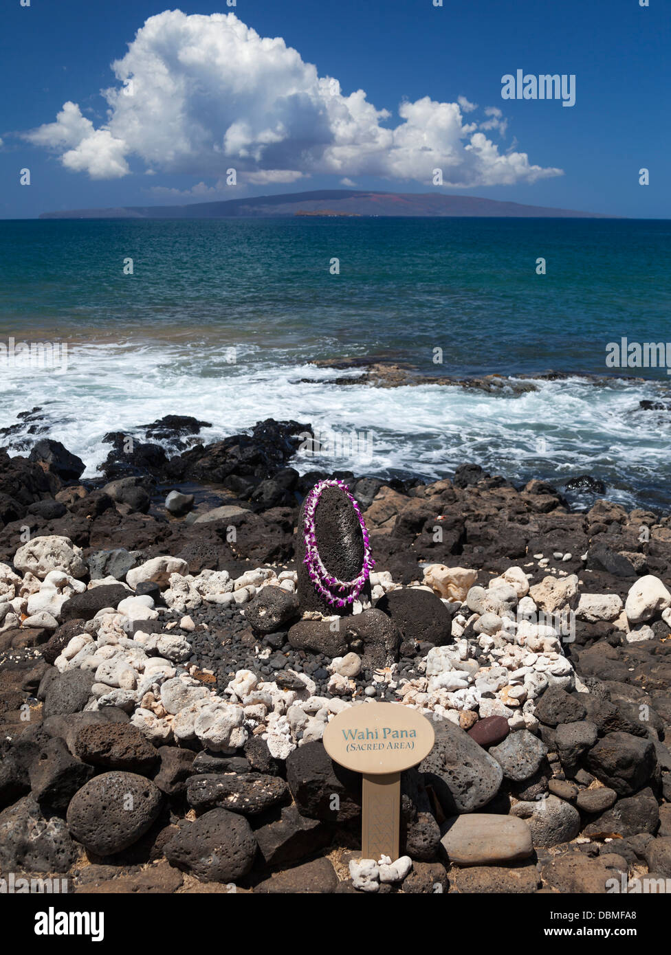 La Ku'ula pietra, un pescatore il santuario, fuori dal passaggio pedonale costiero in Wailea, Maui Foto Stock