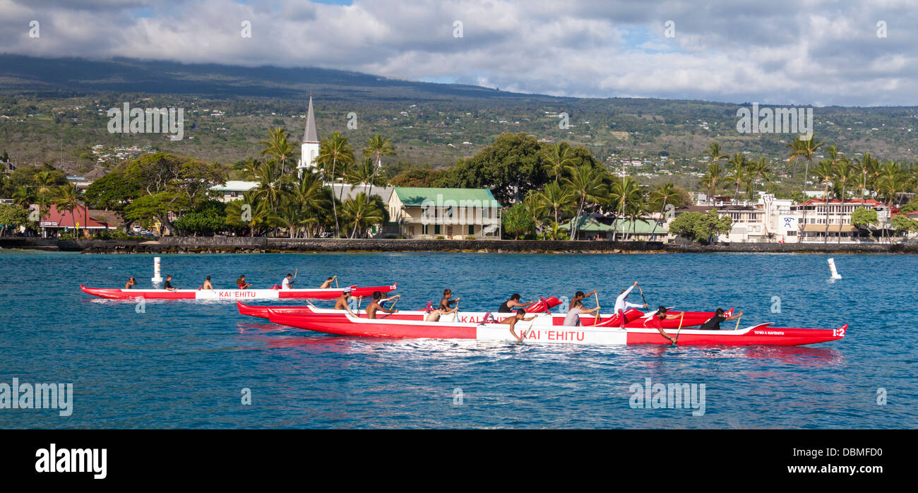 Outrigger canoe club pratiche nella Baia di Kailua sulla Big Island delle Hawaii Foto Stock