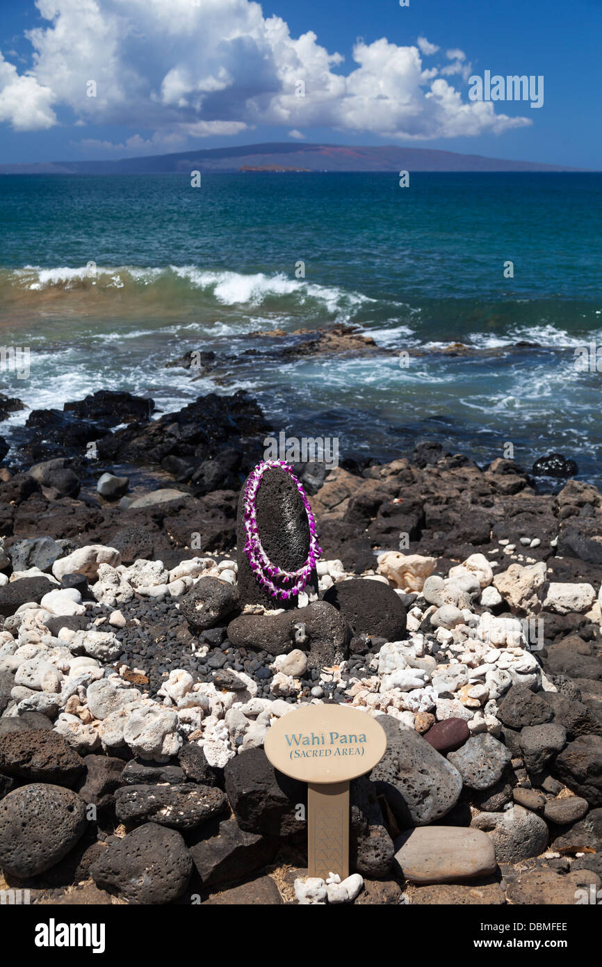La Ku'ula pietra, un pescatore il santuario, fuori dal passaggio pedonale costiero in Wailea, Maui Foto Stock