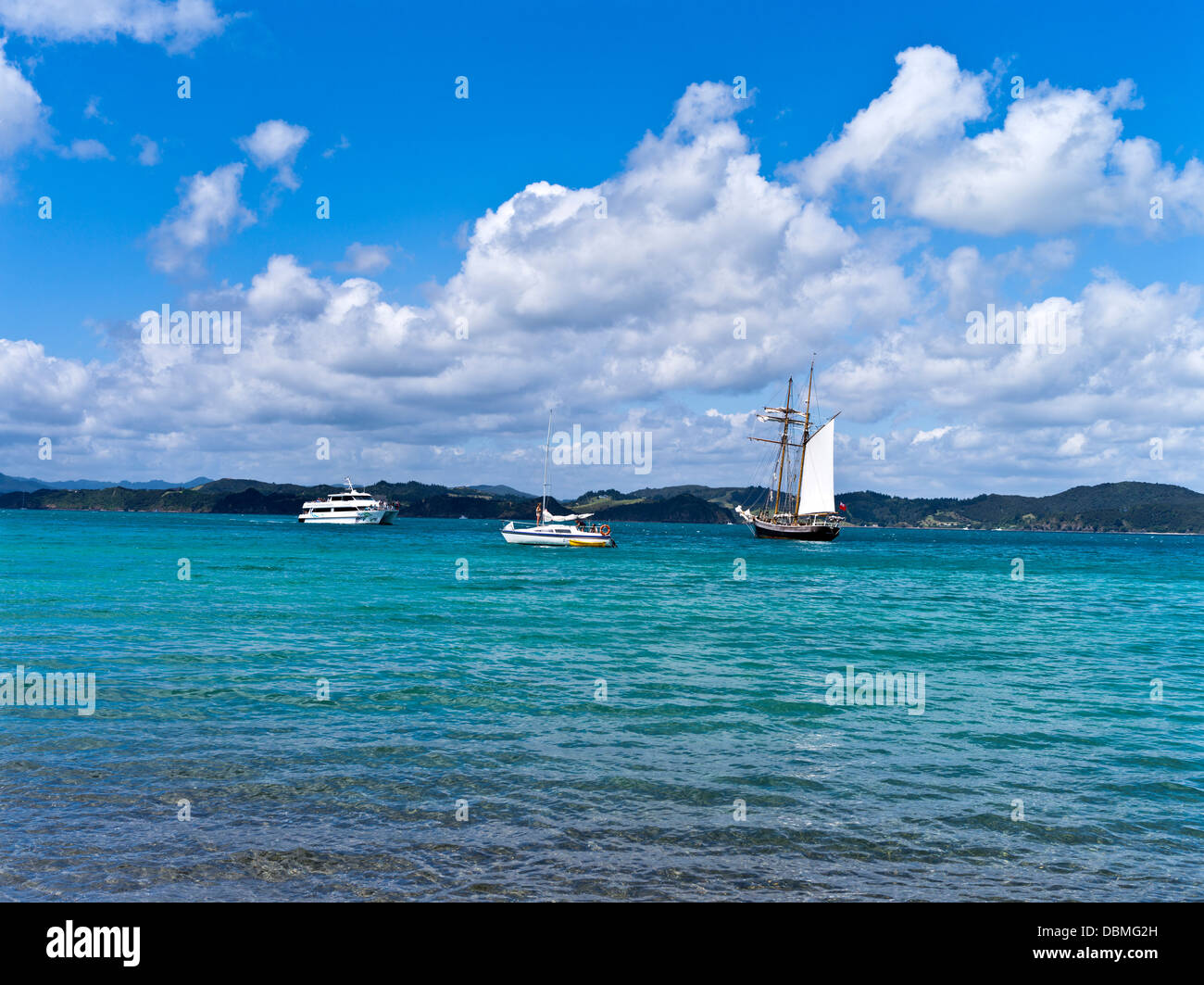 Dh Baia delle Isole della Nuova Zelanda tre navi catamarano a vela yacht e navi a vela Foto Stock
