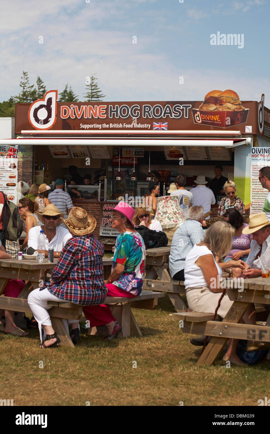 Nuova Foresta & Hampshire County Show, vicino a Brockenhurst, Hampshire REGNO UNITO 1 agosto 2013. Migliaia di gregge a mostrare l'ultimo giorno come temperature soar e splende il sole. Divina arrosto di maiale kiosk. Credito: Carolyn Jenkins/Alamy Live News Foto Stock