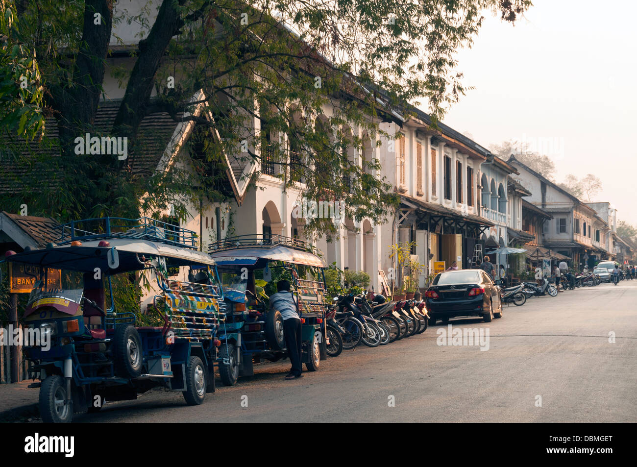 Elk209-1004 Laos Luang Prabang, Commercial Street scene con moto taxi Foto Stock