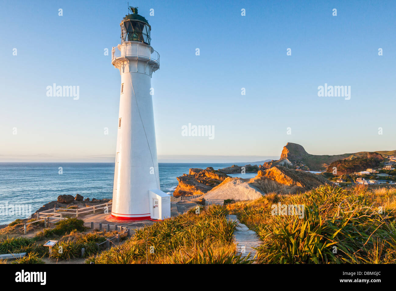 Castlepoint faro, Wairarapa, Nuova Zelanda, a sunrise. Foto Stock