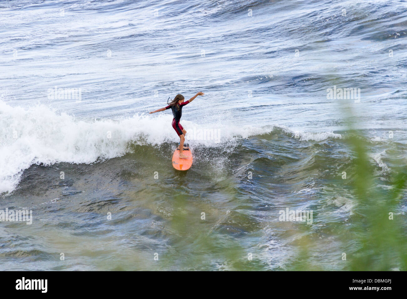 Surfista al Parco di ho`okipa Beach a Maui in Hawaii. Foto Stock
