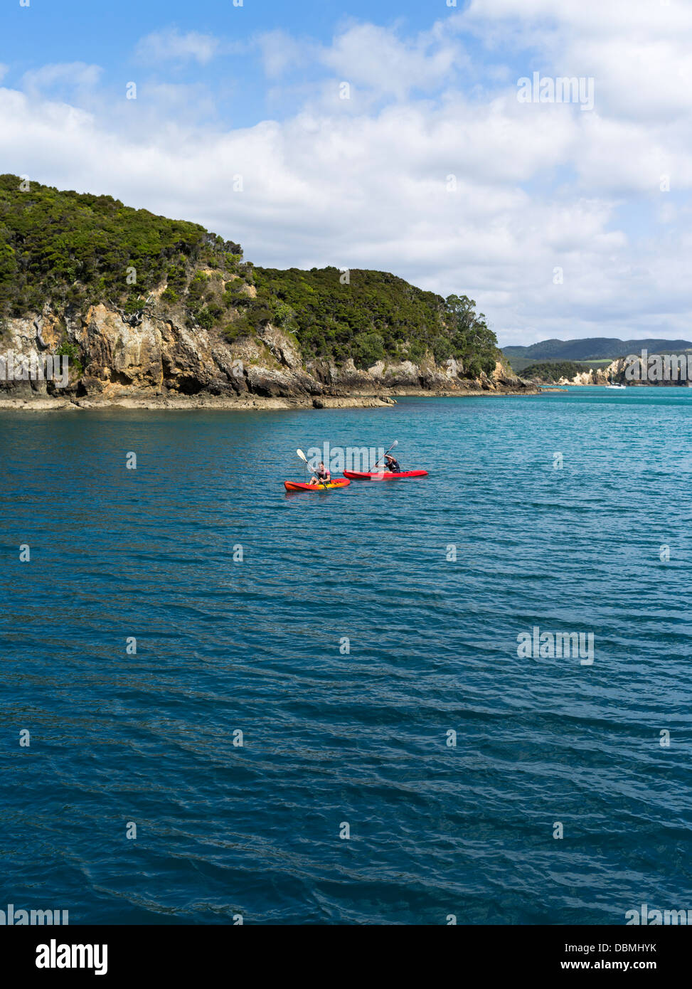 dh Urupukapuka Isola BAIA delle Isole NUOVA ZELANDA Nuova Zelanda Nuova Zelanda due uomini canoe kayak canoe Foto Stock