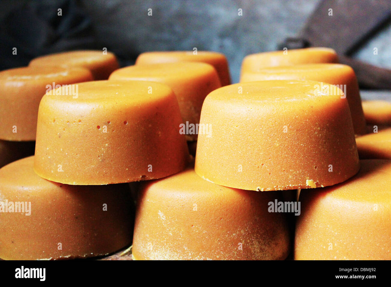 Gula merah o palm blocchi di zucchero in una piccola fabbrica di fatto tutto artigianelmente in Java, Indonesia. Il palm lo zucchero si ricava dalla linfa del Foto Stock