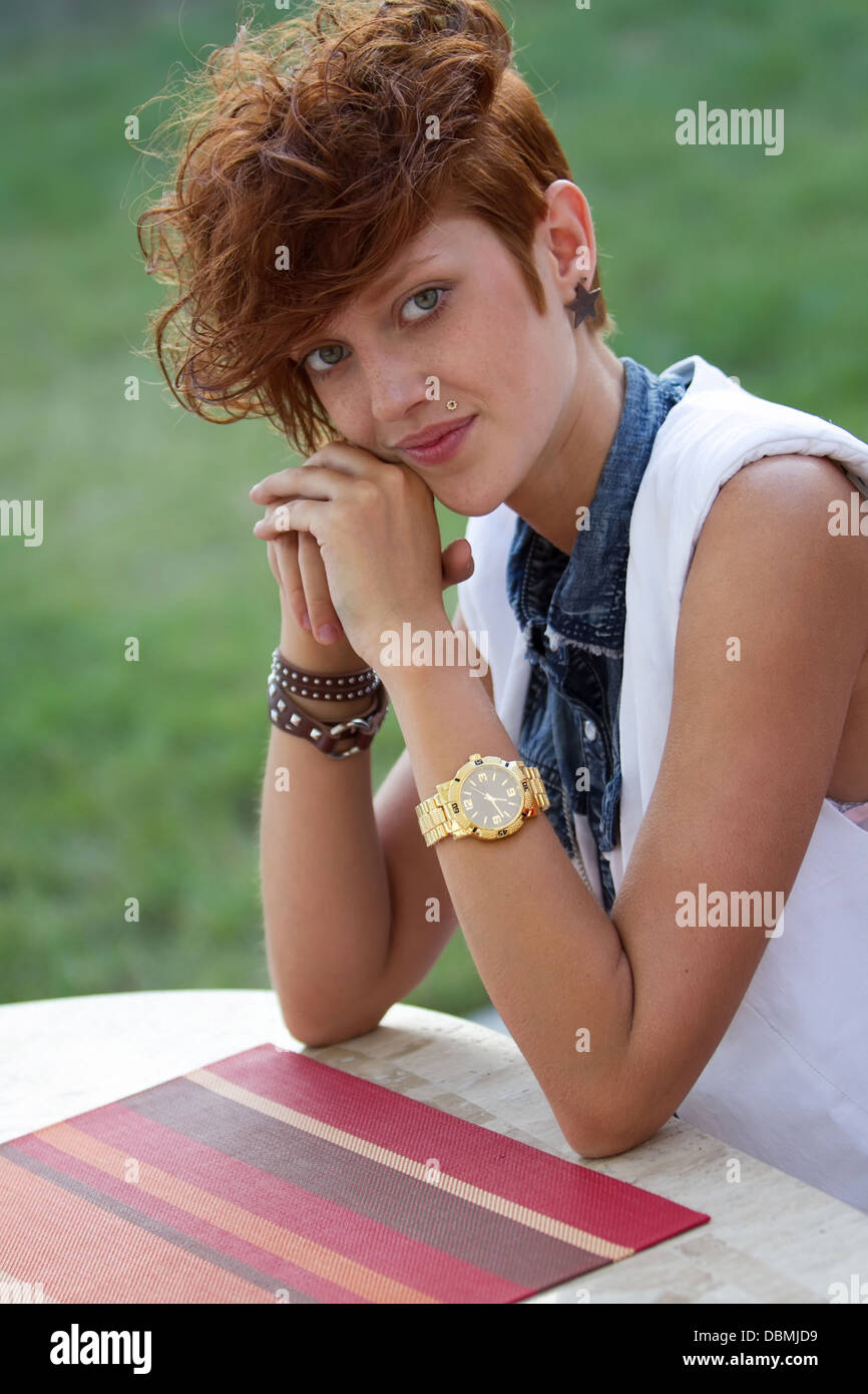 Moda hipster teenage ragazza con anello a labbro piercing e pungenti  accessori alla moda in posa. Questo è il modo in cui i ragazzi guardano  come oggi! Foto stock - Alamy