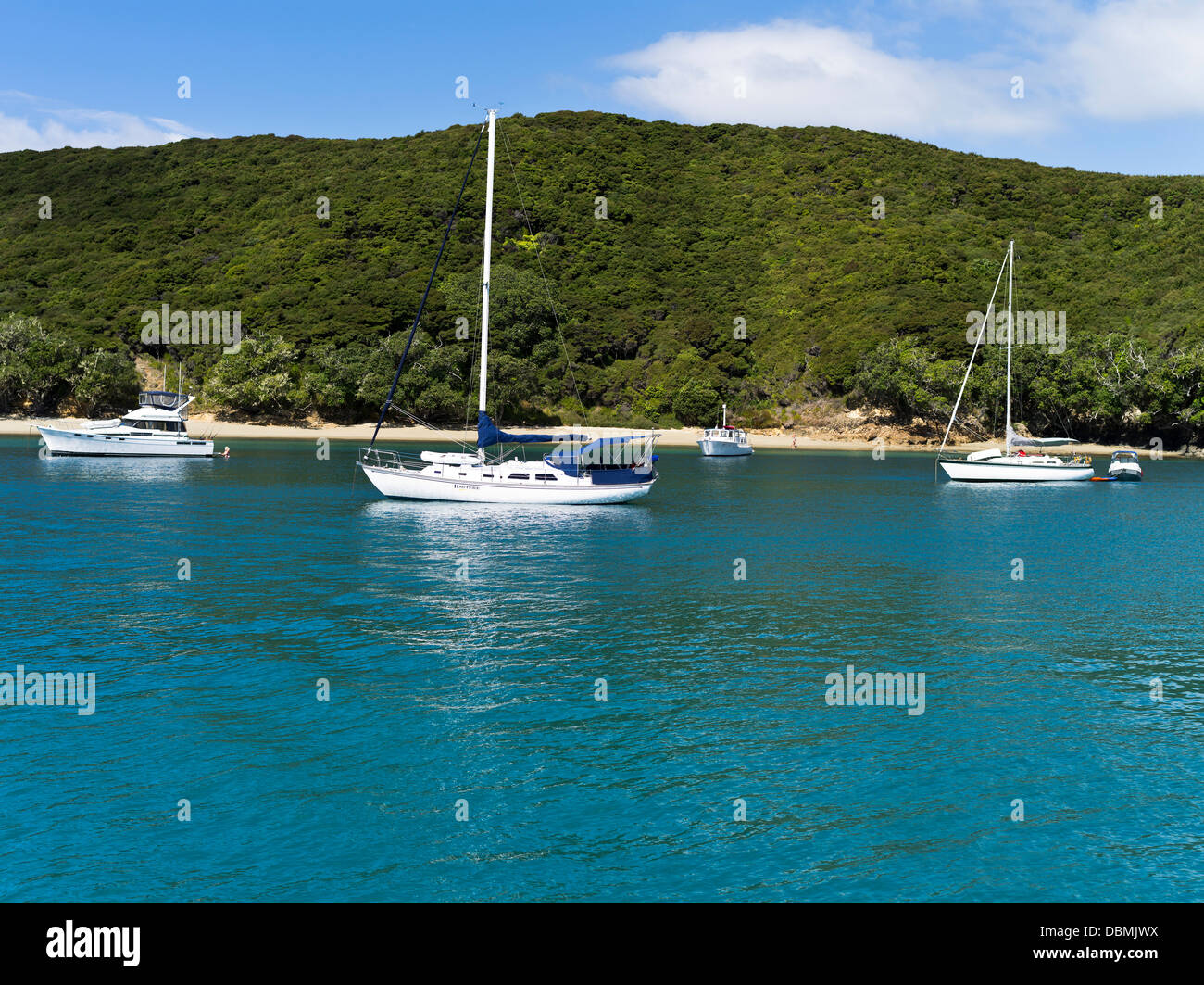 Dh Urupukapuka Island Bay of Islands NUOVA ZELANDA cruiser yacht ancorati off shore Foto Stock