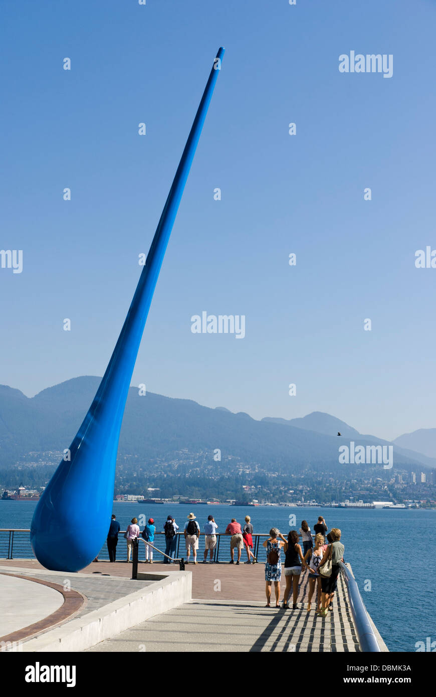 La discesa, scultura in acciaio dal gruppo tedesco di artisti Inge Idee. Vancouver, British Columbia, Canada. Foto Stock