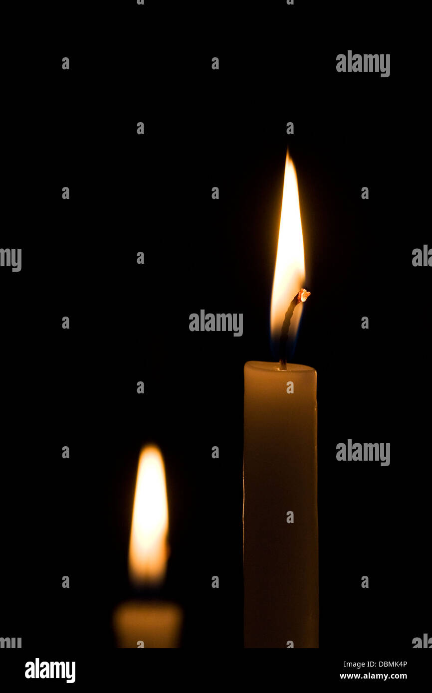 Due candele nelle tenebre. Foto Stock