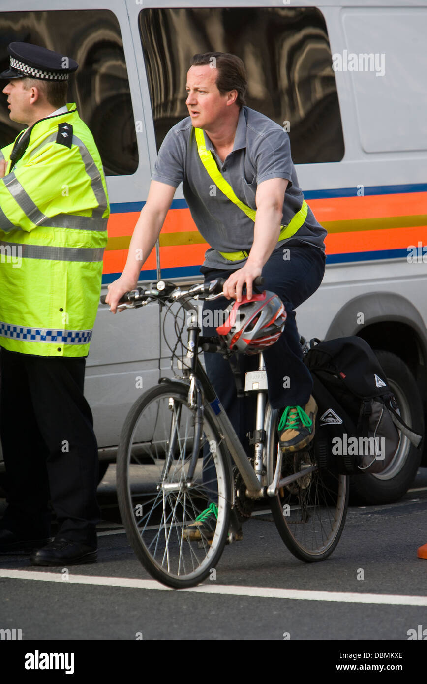 Primo Ministro britannico David Cameron fa il suo modo intorno a Londra su una bicicletta. Foto Stock