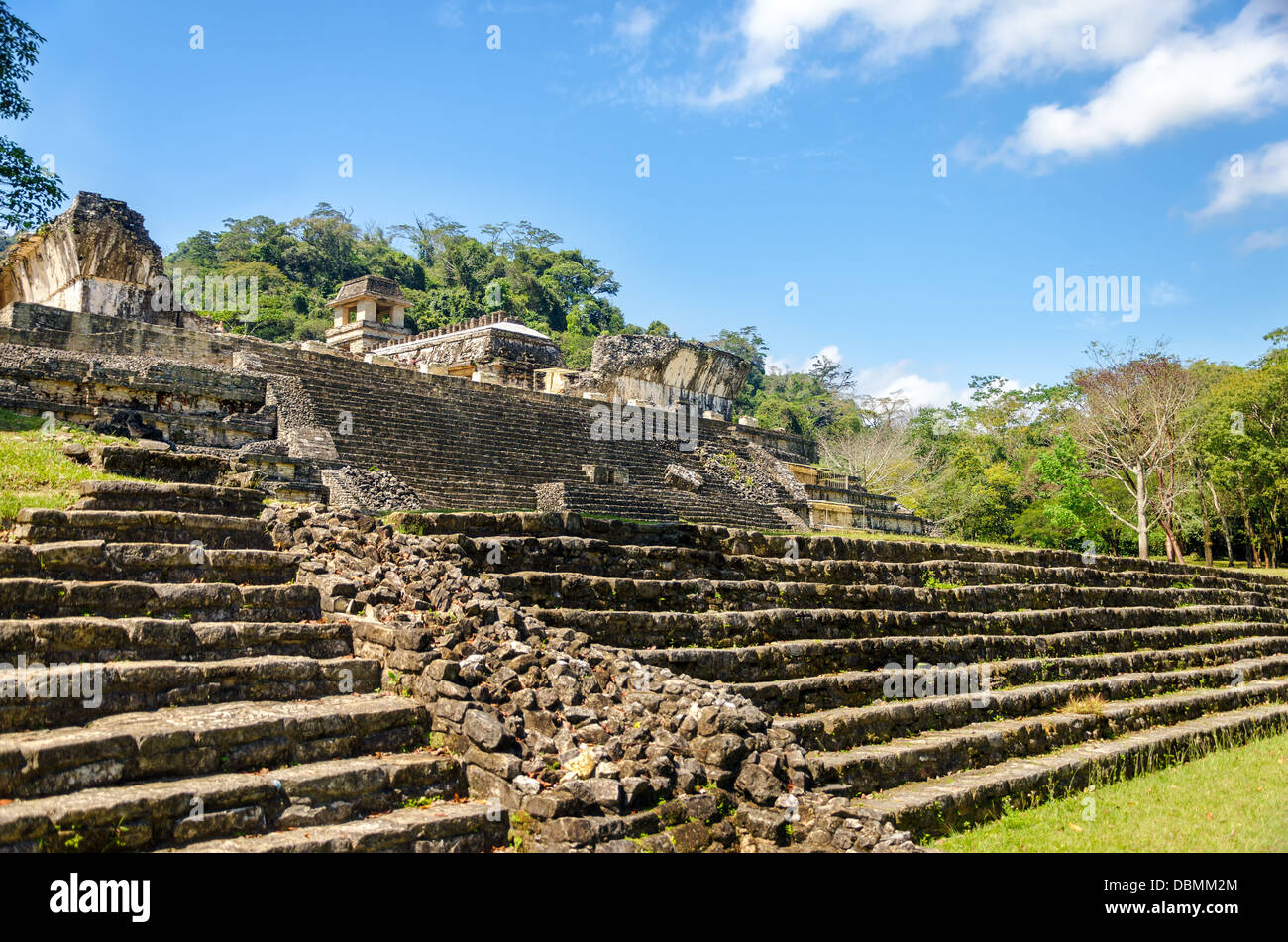 Passi che conducono fino al palazzo della antica città maya di Palenque Foto Stock