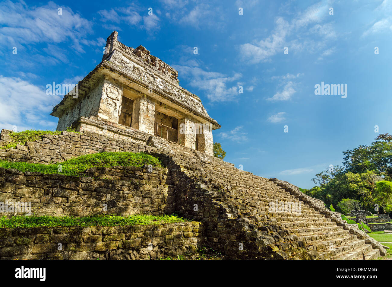 Tempio di antica città maya di Palenque con un bel cielo azzurro Foto Stock