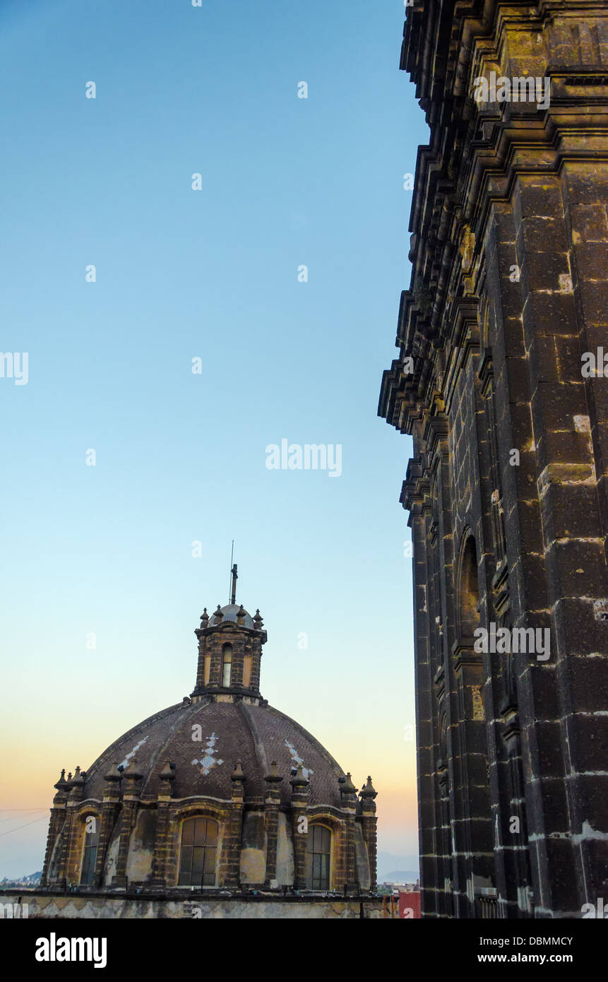 La cupola e il campanile della cattedrale di Città del Messico prese nel tardo pomeriggio Foto Stock