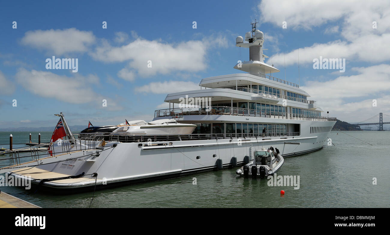 Musashi yacht di proprietà di Oracle di Larry Ellison ancorata nella Baia di San Francisco Foto Stock