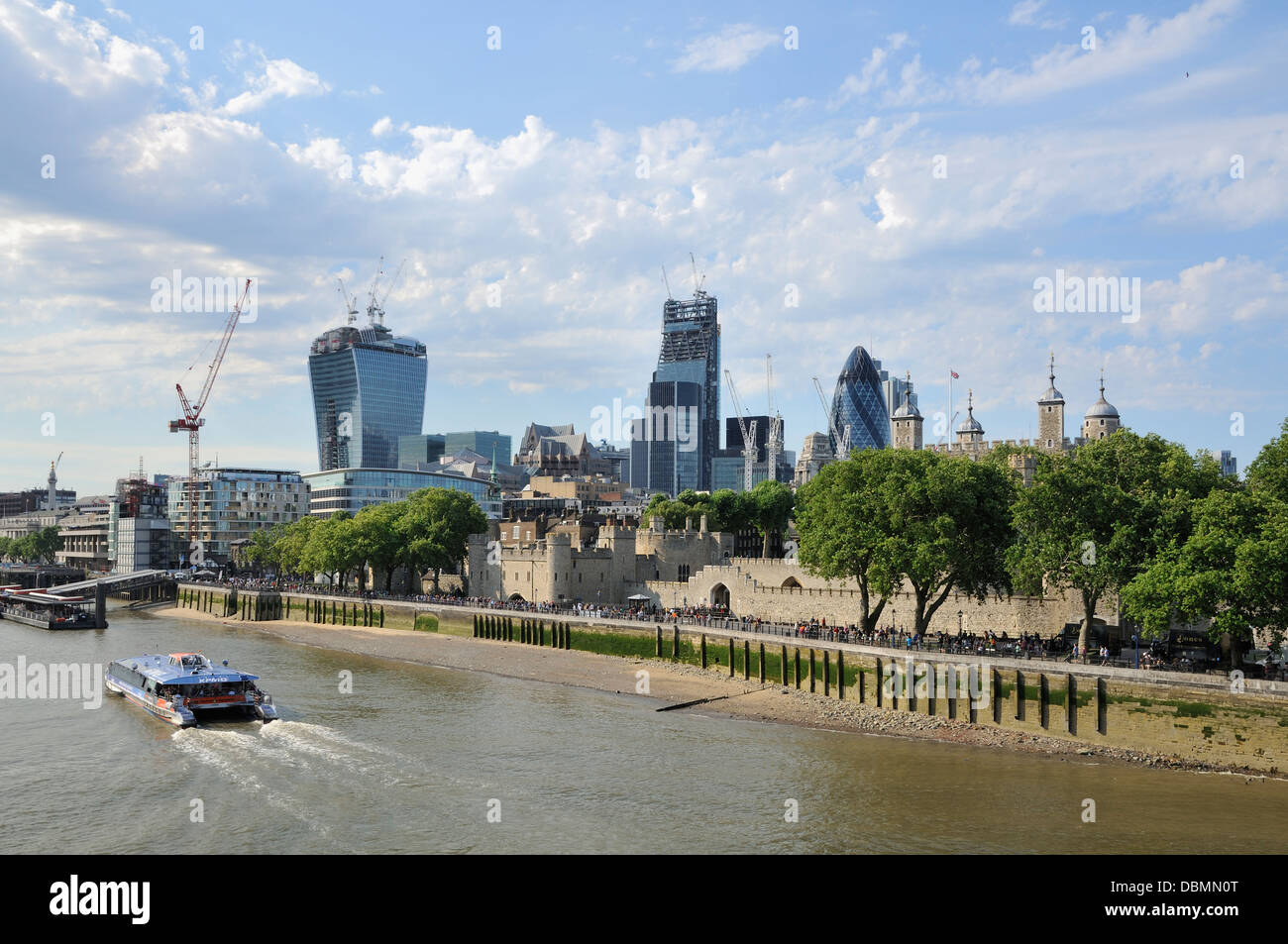 Città di Londra UK e la Torre di Londra in estate da Tower Bridge Foto Stock