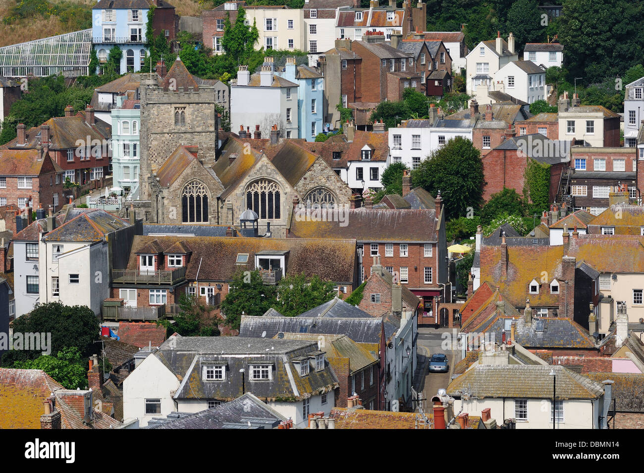 Vista dall'alto degli edifici della città vecchia di Hastings, nel sud-est dell'Inghilterra, da East Hill Foto Stock
