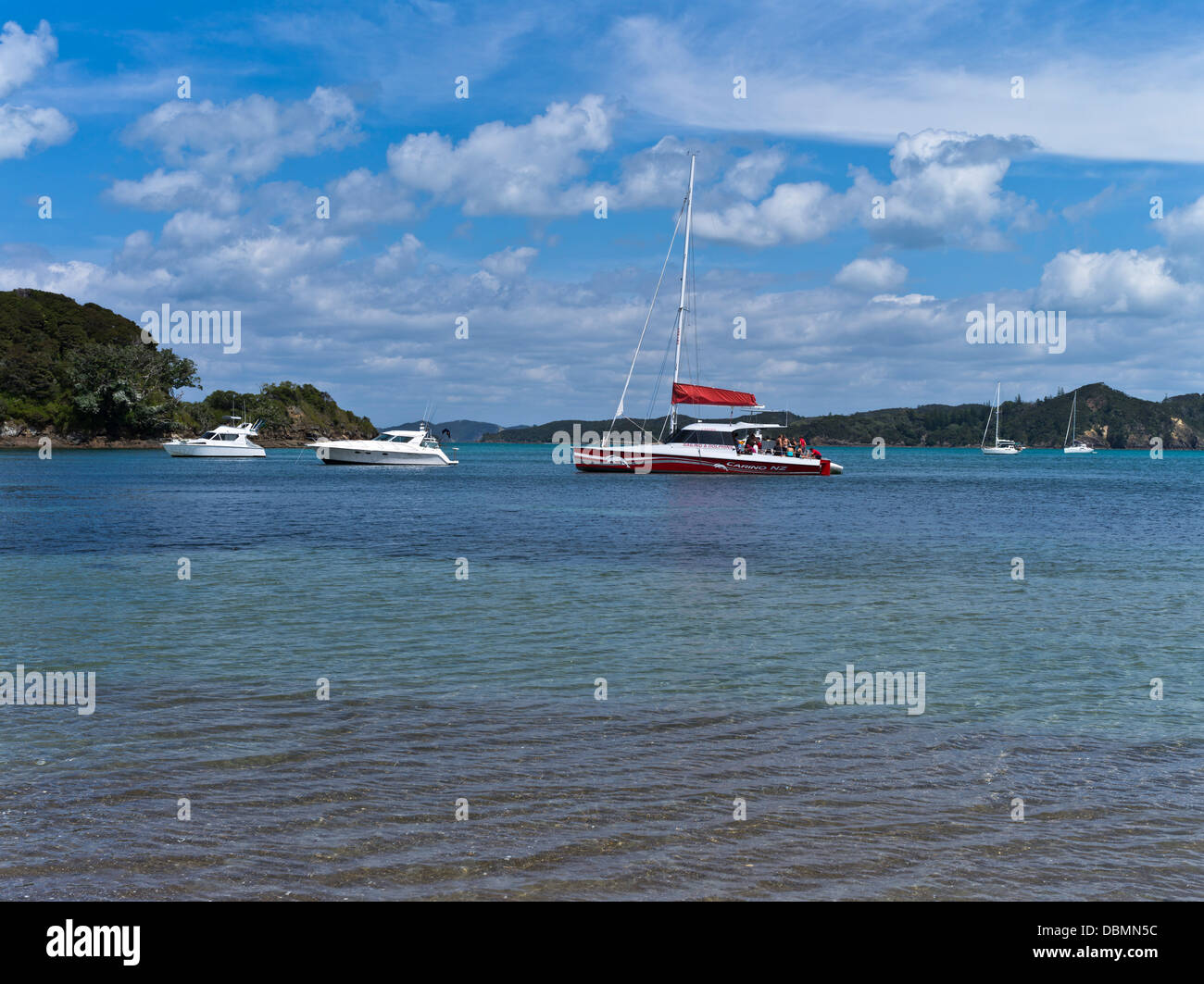 Dh Urupukapuka Island Bay of Islands NUOVA ZELANDA barca a vela e yacht cruiser bay anchorage nz Foto Stock