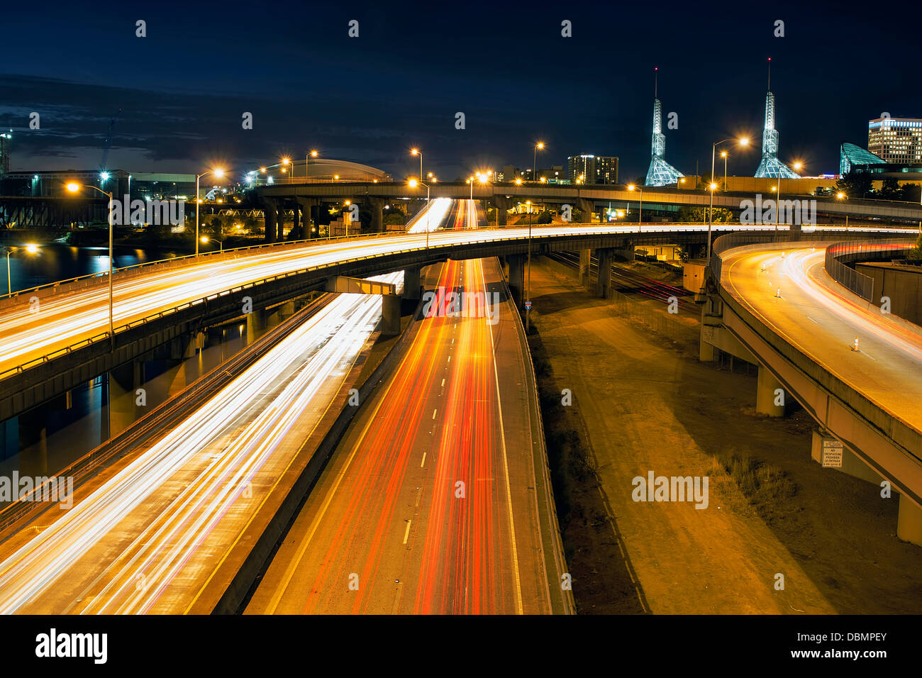 Interstate Freeway sentieri di luce attraverso Portland Oregon City lungo il fiume Willamette al Blue ora Foto Stock