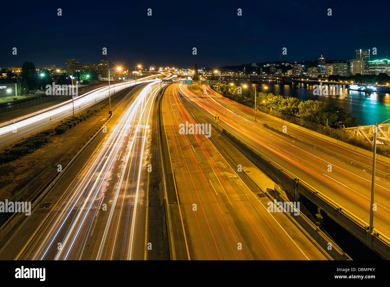 Interstate Freeway sentieri di luce attraverso Portland Oregon City lungo il fiume Willamette di notte Foto Stock