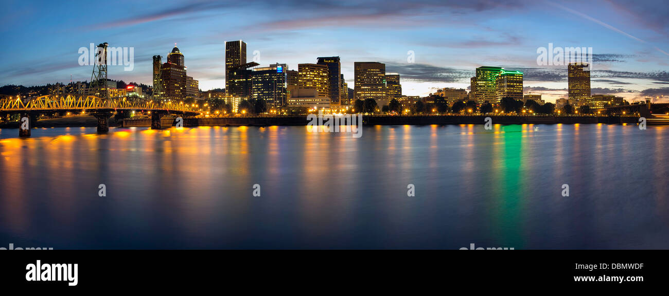 Portland Oregon Downtown Waterfront skyline della città di Hawthorne ponte di Blue Panorama ora Foto Stock