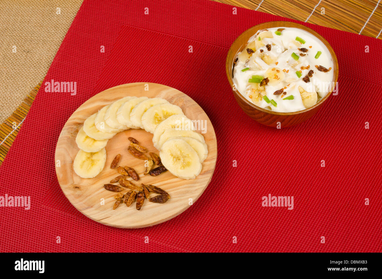 Indian banana sauce con i suoi ingredienti principali Foto Stock