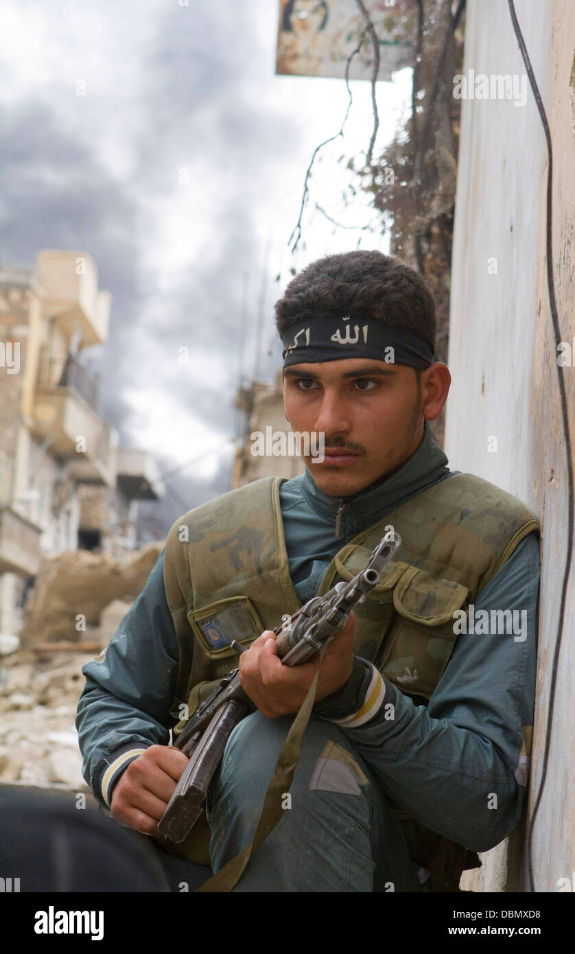 Un libero esercito siriano rebel prende posizione in prossimità della frontline di Aleppo, Siria. Foto Stock