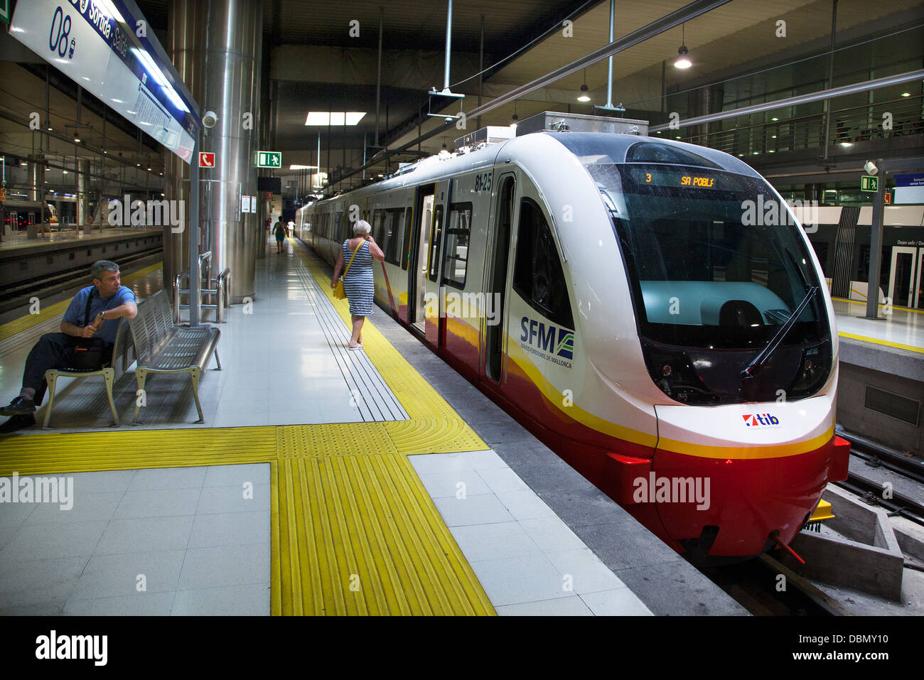 Il treno dei pendolari alla Estacio intermodali di Stazione ferroviaria a Palma di Maiorca parte del trasporto de les Illes Balears rete ferroviaria Foto Stock