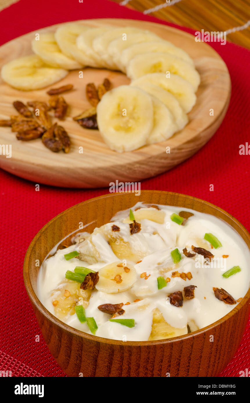 Indian banana dip insieme con alcuni dei suoi ingredienti Foto Stock