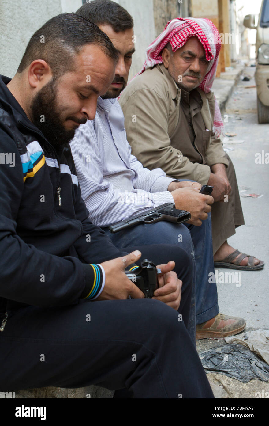 Ottobre 27, 2012 - Aleppo, Siria: Libero esercito siriano fighters controllare le loro armi durante l'Eid Al Ada. Foto Stock