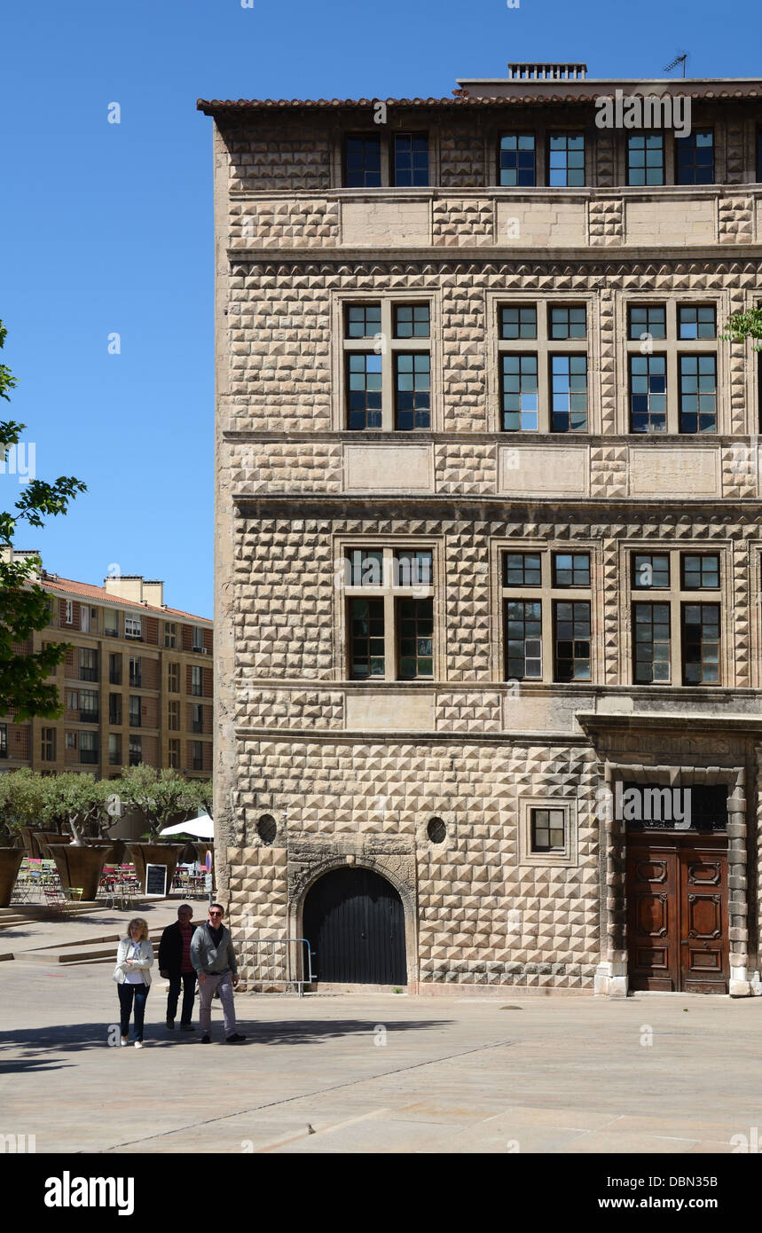 Maison Diamantée Medieval Townhouse, Hôtel de Saboulin Bollena (c16-17th), E Pedoni su Place du Bargement o Piazza pubblica Marseille Francia Foto Stock